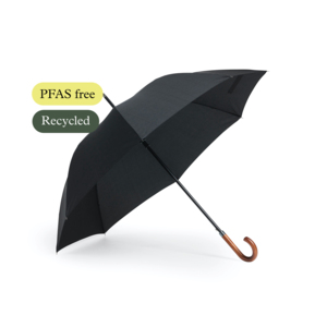 NYHET! Grace &auml;r ett stilrent paraply med modern teknik och tidl&ouml;s design. Paraplyet &auml;r speciellt eftersom det &auml;r helt fritt fr&aring;n PFAS och tillverkat med omsorg om b&aring;de m&auml;nniska och milj&ouml;. Ist&auml;llet f&ouml;r den traditionella behandlingsmetoden f&ouml;r vattenavvisning har vi valt en alternativ metod utan skadliga kemikalier. Paraplyet har paneler av R-PET-tyg, vilket ger ett l&auml;gre klimatavtryck och en mer h&aring;llbar livscykel. Med sina glasfiberspr&ouml;t och robusta metalskaft &auml;r det b&aring;de vindt&aring;ligt och stabilt, redo att klara &auml;ven ov&auml;ntade regnskurar. Det klassiska J-handtaget i tr&auml; ger ett s&auml;kert och bekv&auml;mt grepp, samtidigt som det tillf&ouml;r en elegant touch. Paraplyets stora diameter p&aring; 120 cm erbjuder gener&ouml;st regnskydd, utan att bli otympligt &ndash; perfekt som ett mellanting mellan golf- och standardparaply. Med automatisk uppf&auml;llning r&auml;cker ett tryck f&ouml;r att snabbt &ouml;ppna paraplyet, vilket g&ouml;r det smidigt att anv&auml;nda &auml;ven n&auml;r du har h&auml;nderna fulla.   Skaft, tippar och topp &auml;r i svartlackad metall, vilket ger en stilren och h&aring;llbar finish.