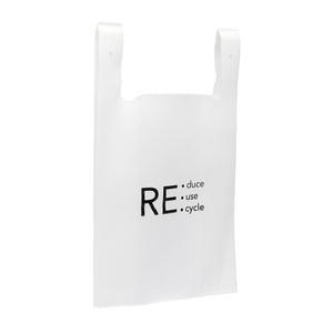 En shoppingp&aring;se av klassiskt plastp&aring;sesnitt men i ett flerg&aring;ngsalternativ! Denna kasse &auml;r tillverkad i non woven och har svetsade s&ouml;mmar. Kassen vi inspirerar med p&aring; bilden har stansade h&aring;l f&ouml;r m&ouml;jligheten att h&auml;nga upp p&aring; butiksspjut. Kassen tillverkas efter dina &ouml;nskem&aring;l med f&auml;rg, form, tryck och ev hangtag. Vi hj&auml;lper dig g&auml;rna med skisser! Nedan pris &auml;r endast en indikation. Det &auml;r ett prisexempel vid 5000 st i storlek 32 x 55 cm, med tyg i tillg&auml;nglig lagernyans samt ett 1-f&auml;rgstryck p&aring; en sida. (Bilden visar enbart ett tryckexempel) Minsta best&auml;llningsantal &auml;r 5000 st av denna modell. Produktionstid ca 8 veckor efter godk&auml;nt prov. Vi f&ouml;respr&aring;kar b&aring;tfrakt f&ouml;r milj&ouml;ns och fraktekonomins skull. Lev.tid ca 8 veckor. H&ouml;r av dig f&ouml;r skarp offert till just dina &ouml;nskem&aring;l.