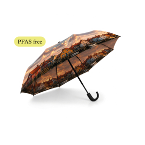 Paraply Breeze kan best&auml;llas med digitaltryckta paneler fr&aring;n endast 120 st! <br><br>Vid digitaltryck &auml;r m&ouml;jligheterna n&auml;stintill obegr&auml;nsade &ndash; v&auml;lj eget fotomotiv, allovertryck, upprepade logotyper eller ett helt unikt m&ouml;nster. Du kan kombinera olika f&auml;rger p&aring; olika paneler, anpassa PMS-f&auml;rger eller skapa en design som &auml;r helt skr&auml;ddarsydd efter ditt varum&auml;rke. Med fabriksproducerade paraplyer f&aring;r du st&ouml;rre kreativa m&ouml;jligheter och kan skapa betydligt mer omfattande tryck &auml;n vad som &auml;r m&ouml;jligt p&aring; lagervaror.<br><br>L&aring;t paraplyet bli en f&ouml;rl&auml;ngning av ditt varum&auml;rke. Breeze kombinerar ett smidigt format med smart funktionalitet och passar perfekt f&ouml;r f&ouml;retag som vill erbjuda en praktisk och uppskattad profilprodukt. Som ett kompakt v&auml;skparaply &auml;r det enkelt att b&auml;ra med sig i v&auml;skan, ryggs&auml;cken eller portf&ouml;ljen, samtidigt som den automatiska upp- och nedf&auml;llningen g&ouml;r det extra bekv&auml;mt att anv&auml;nda i vardagen.<br><br>Breeze &auml;r helt fritt fr&aring;n PFAS. Ist&auml;llet f&ouml;r den traditionella vattenavvisande behandlingen, d&auml;r PFAS l&auml;nge varit standard v&auml;rlden &ouml;ver, anv&auml;nds en alternativ metod helt utan skadliga kemikalier. Du kan dessutom v&auml;lja att f&aring; paraplyet tillverkat med paneltyg i &aring;tervunnet R-PET-material, framst&auml;llt av &aring;tervunna plastflaskor. Det bidrar till ett l&auml;gre klimatavtryck och en mer h&aring;llbar livscykel.<br><br>Med ett enkelt knapptryck kan paraplyet b&aring;de f&auml;llas upp och f&auml;llas ner automatiskt, vilket g&ouml;r det smidigt att hantera &auml;ven n&auml;r du har h&auml;nderna fulla. Det klassiska J-formade handtaget med gummerad finish ger ett bekv&auml;mt och s&auml;kert grepp. Det starka metallskaftet och de flexibla glasfiberspr&ouml;ten ger h&ouml;g stabilitet och god vindt&aring;lighet &auml;ven vid ov&auml;der. Med en diameter p&aring; 97 cm erbjuder Breeze ett gener&ouml;st regnskydd, samtidigt som det smidigt kan f&auml;llas ihop till endast 33 cm. <br><br>Som standard levereras paraplyet med enkelt panellager, men det kan &auml;ven best&auml;llas med dubbla tyglager d&auml;r utsida och insida kan ha olika design. Det &ouml;ppnar upp f&ouml;r kreativa l&ouml;sningar d&auml;r exempelvis ett diskret yttre kan kombineras med ett &ouml;verraskande motiv p&aring; insidan. Vid enkelt panellager syns det yttre trycket svagt &auml;ven fr&aring;n insidan, vilket skapar en snygg och effektfull designdetalj.<br><br>Leveranstid: cirka 4 m&aring;nader efter godk&auml;nt prov.<br><br>Minsta orderantal: 120 st.<br><br>&Ouml;nskar du hj&auml;lp med ett skissf&ouml;rslag? H&ouml;r av dig &ndash; vi hj&auml;lper dig skapa ett paraply som st&auml;rker ditt varum&auml;rke och g&ouml;r intryck, i alla v&auml;der.<br><br>Prisexempel nedan g&auml;ller enkelt panellager, PFAS-fritt utf&ouml;rande. &Ouml;nskas alternativ med R-PET och dubbla panellager &ndash; h&ouml;r av dig till oss f&ouml;r offert!