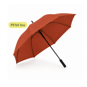 Paraply Shade kan best&auml;llas med digitaltryckta paneler fr&aring;n endast 120 st! <br><br>Vid digitaltryck &auml;r m&ouml;jligheterna n&auml;stintill obegr&auml;nsade &ndash; v&auml;lj eget fotomotiv, allovertryck, upprepade logotyper eller ett helt unikt m&ouml;nster. Du kan kombinera olika f&auml;rger p&aring; olika paneler, anpassa PMS-f&auml;rger eller skapa en design som &auml;r helt skr&auml;ddarsydd efter ditt varum&auml;rke. Med fabriksproducerade paraplyer f&aring;r du st&ouml;rre kreativa m&ouml;jligheter och kan skapa betydligt mer omfattande tryck &auml;n vad som &auml;r m&ouml;jligt p&aring; lagervaror.<br><br>L&aring;t paraplyet bli en f&ouml;rl&auml;ngning av ditt varum&auml;rke. Shade &auml;r ett rej&auml;lt cityparaply som kombinerar gener&ouml;st regnskydd med en robust konstruktion. Den stora diametern p&aring; 120 cm ger gott om plats f&ouml;r b&aring;de kreativa motiv och tydlig exponering av logotyper och budskap, samtidigt som den erbjuder ett bekv&auml;mt skydd f&ouml;r b&aring;de anv&auml;ndaren och det man vill h&aring;lla torrt. Modellen passar perfekt f&ouml;r f&ouml;retag, organisationer och verksamheter som vill erbjuda en profilprodukt med h&ouml;g anv&auml;ndbarhet och l&aring;ng livsl&auml;ngd.<br><br>Shade &auml;r helt fritt fr&aring;n PFAS. Ist&auml;llet f&ouml;r den traditionella vattenavvisande behandlingen, d&auml;r PFAS l&auml;nge varit standard v&auml;rlden &ouml;ver, anv&auml;nds en alternativ metod helt utan skadliga kemikalier. Du kan dessutom v&auml;lja att f&aring; paraplyet tillverkat med paneltyg i &aring;tervunnet R-PET-material, framst&auml;llt av &aring;tervunna plastflaskor. Det bidrar till ett l&auml;gre klimatavtryck och en mer h&aring;llbar livscykel.<br><br>Det robusta glasfiberskaftet och de slitstarka glasfiberspr&ouml;ten ger paraplyet en stabil och vindt&aring;lig konstruktion som klarar bl&aring;siga dagar extra bra. Det raka handtaget i mjuk EVA-foam ger ett bekv&auml;mt och ergonomiskt grepp, medan den automatiska uppf&auml;llningen g&ouml;r paraplyet snabbt och smidigt att anv&auml;nda. Med en diameter p&aring; hela 120 cm erbjuder Shade ett gener&ouml;st skydd mot regn och fungerar utm&auml;rkt n&auml;r man vill skydda b&aring;de sig sj&auml;lv, sin packning eller dela paraplyet med n&aring;gon annan.<br><br>Som standard levereras paraplyet med enkelt panellager, men det kan &auml;ven best&auml;llas med dubbla tyglager d&auml;r utsida och insida kan ha olika design. Det &ouml;ppnar upp f&ouml;r kreativa l&ouml;sningar d&auml;r exempelvis ett diskret yttre kan kombineras med ett &ouml;verraskande motiv p&aring; insidan. Vid enkelt panellager syns det yttre trycket svagt &auml;ven fr&aring;n insidan, vilket skapar en snygg och effektfull designdetalj.<br><br>Leveranstid: cirka 4 m&aring;nader efter godk&auml;nt prov.<br><br>Minsta orderantal: 120 st.<br><br>&Ouml;nskar du hj&auml;lp med ett skissf&ouml;rslag? H&ouml;r av dig &ndash; vi hj&auml;lper dig skapa ett paraply som st&auml;rker ditt varum&auml;rke och g&ouml;r intryck, i alla v&auml;der.<br><br>Prisexempel nedan g&auml;ller enkelt panellager, PFAS-fritt utf&ouml;rande. &Ouml;nskas alternativ med R-PET och dubbla panellager &ndash; h&ouml;r av dig till oss f&ouml;r offert!
