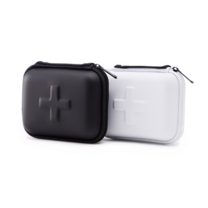 NYHET - Nu finns First Aid box &auml;ven i mattsvart. Omtanke &auml;r en fin g&aring;va! Detta f&ouml;rsta-hj&auml;lpen-kit i tidl&ouml;s design &auml;r f&ouml;rpackat i en st&ouml;tt&aring;lig EVA-foam box fylld med s&auml;kerhetsprodukter som &auml;r anv&auml;ndbara om olyckan &auml;r framme. Boxen inneh&aring;ller s&aring;rreng&ouml;ring, bandage, tejp, sax, s&auml;kerhetsn&aring;lar, triangelbandage, filt, pl&aring;ster m.m. M&aring;tt: 16 x 12 x 5 cm. Nu kan vi erbjuda ut&ouml;kade tryckm&ouml;jligheter med transfer och 3D effekt stickers - R&aring;dfr&aring;ga oss om pris och placering av ditt tryck.