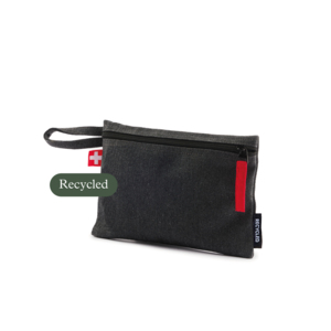 NYHET! F&ouml;rsta hj&auml;lpen-fodral i &aring;tervunnen bomull som inneh&aring;ller mitella, pl&aring;ster, pincett, s&auml;kerhetsn&aring;lar, tejp, sax, s&aring;rreng&ouml;ring, kompresser, stasband, bandage och f&ouml;rsta hj&auml;lpen guide. Kan med f&ouml;rdel k&ouml;pas tillsammans med Brandfilt i Canvasfodral som designm&auml;ssigt matchar i utf&ouml;rande, och tillsammans blir ett komplett omtankes-paket.Tyget &auml;r tillverkad i &aring;tervunnen bomull, s&aring; kallad Post consumer recycled cotton. Det inneb&auml;r att det &auml;r bitar fr&aring;n restpartier, stuvar och dylikt som tagits tillvara och v&auml;vts till nya tyger ist&auml;llet f&ouml;r att kasseras. Den &aring;tervunna bomullen bidrar till att v&auml;rldens sopberg h&aring;lls nere och att jordens resurser omh&auml;ndertas p&aring; ett klokt s&auml;tt. P&aring; en hangtag finns information kring dess tyg, samt att fodralet &auml;r tillverkat i en fabrik med socialt ansvarstagande och utan skadliga kemikalier. F&ouml;rsta hj&auml;lpen fodralet &auml;r m&auml;rkt med en Recycle etikett i sidos&ouml;mmen f&ouml;r att uppm&auml;rksamma det goda valet.