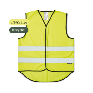 V&aring;ra reflexv&auml;star erbjuder ett merv&auml;rde. De &auml;r tillverkade i &aring;tervunnen polyester f&ouml;r l&auml;gre klimatavtryck, kemikalietestade och konstaterat fri fr&aring;n PFAS. V&aring;ra v&auml;star &auml;r naturligtvis CE-godk&auml;nda och certifierade p&aring; RISE i Sverige f&ouml;r din trygghet. Vi har koll p&aring; hela leverant&ouml;rskedjan och kan erbjuda en v&auml;st som h&aring;ller vad den lovar, b&aring;de n&auml;r det kommer till EU standard, giftfritt material, schysta arbetsf&ouml;rh&aring;llanden och minskat klimatavtryck. Det g&ouml;r den unik i sitt slag. Modell Grip i R-PET har kardborrekn&auml;ppning framtill, det &auml;r en CE-godk&auml;nd flourecerande v&auml;st i unisexmodell, som finns b&aring;de i S/M, L/XL och XXXL. Reflexerna runt om v&auml;sten &auml;r rej&auml;lt tilltagna, 55 mm breda. V&auml;sten &auml;r designad med f&ouml;rl&auml;ngt bakparti som ger skydd, extra synbarhet och st&ouml;rre tryckyta. Varselv&auml;sten &auml;r godk&auml;nd enligt EN ISO 20471:2013+A1:2016 klass 2. D.v.s. godk&auml;nd f&ouml;r att b&auml;ras p&aring; de flesta arbetsplatser som kr&auml;ver extra synbarhet, dag- som nattetid. G&ouml;r ett bra val &ndash; K&ouml;p en reflexv&auml;st med samma livr&auml;ddande egenskaper, men med minskat klimatavtryck, till ett l&aring;gt pris.