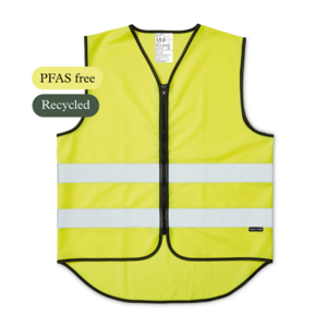 V&aring;ra reflexv&auml;star erbjuder ett merv&auml;rde. De &auml;r tillverkade i &aring;tervunnen polyester f&ouml;r l&auml;gre klimatavtryck, kemikalietestade och konstaterat fri fr&aring;n PFAS. V&aring;ra v&auml;star &auml;r naturligtvis CE-godk&auml;nda och certifierade p&aring; RISE i Sverige f&ouml;r din trygghet. Vi har koll p&aring; hela leverant&ouml;rskedjan och kan erbjuda en v&auml;st som h&aring;ller vad den lovar, b&aring;de n&auml;r det kommer till EU standard, giftfritt material, schysta arbetsf&ouml;rh&aring;llanden och minskat klimatavtryck. Det g&ouml;r den unik i sitt slag. Modell Zip i R-PET har en kraftig dragkedja i plast framtill, det &auml;r en CE-godk&auml;nd flourecerande v&auml;st i unisexmodell, som finns b&aring;de i S/M och L/XL. Reflexerna runt om v&auml;sten &auml;r rej&auml;lt tilltagna, 55 mm breda. V&auml;sten &auml;r designad med f&ouml;rl&auml;ngt bakparti som ger skydd, extra synbarhet och st&ouml;rre tryckyta. Varselv&auml;sten &auml;r godk&auml;nd enligt EN ISO 20471:2013+A1:2016 klass 2. D.v.s. godk&auml;nd f&ouml;r att b&auml;ras p&aring; de flesta arbetsplatser som kr&auml;ver extra synbarhet, dag- som nattetid. G&ouml;r ett bra val &ndash; K&ouml;p en reflexv&auml;st med samma livr&auml;ddande egenskaper, men med minskat klimatavtryck, till ett l&aring;gt pris.