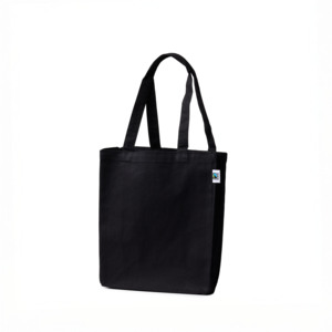 V&aring;r bomullskasse Prem &auml;r tillverkad av Fairtradem&auml;rkt bomull. Det &auml;r en premiumkasse som b&auml;r b&aring;de h&aring;llbarhet och omtanke.Denna tygkasse &auml;r tillverkad av kraftig bomull (310 g/m&sup2;) som &auml;r certifierad av Fairtrade. Ett genomt&auml;nkt val f&ouml;r dig som vill kombinera h&aring;llbar profilering med socialt ansvar. Med sina praktiska m&aring;tt (28 &times; 38 &times; 13,5 cm) och l&aring;nga handtag (60 cm) &auml;r den b&aring;de rymlig och bekv&auml;m att b&auml;ra &ndash; perfekt f&ouml;r m&auml;ssor, butik eller som giveaway.Fairtrade-certifieringen s&auml;kerst&auml;ller att bomullen odlats under schyssta villkor &ndash; med r&auml;ttvist betalt till odlarna och investeringar i deras lokalsamh&auml;llen. Samtidigt f&aring;r du en kasse som &auml;r kemikalietestad, klimatber&auml;knad och producerad med full transparens.Kort sagt: en robust tygkasse som st&aring;r f&ouml;r n&aring;got mer &ndash; b&aring;de f&ouml;r milj&ouml;n och m&auml;nniskorna bakom.