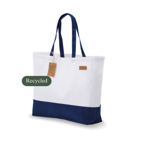 Denna rymliga bag i &aring;tervunnen bomull &auml;r den perfekta kombinationen av funktion och h&aring;llbarhet. Med botten och handtag i m&ouml;rkt inf&auml;rgade material h&aring;ller den sig fr&auml;sch l&auml;ngre, oavsett vilka utflykter den f&aring;r f&ouml;lja med p&aring;. Handtagen &auml;r designade f&ouml;r att vara tillr&auml;ckligt l&aring;nga f&ouml;r att b&auml;ras bekv&auml;mt b&aring;de p&aring; axeln och i handen, vilket ger extra anv&auml;ndarv&auml;nlighet.Med en fastsydd Recycle-etikett p&aring; ena sidan markerar den stoltheten &ouml;ver att vara en h&aring;llbar och medveten produkt. Perfekt f&ouml;r att lyfta ditt varum&auml;rke och l&auml;mna ett starkt, h&aring;llbart intryck!