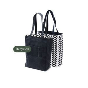 OUTLET-pris! En v&auml;ndbar kasse med m&ouml;nstrad insida. Utsidan &auml;r tillverkad i &aring;terunnen bomull i kraftig bomullscanvas. Kassen har sido- och bottenb&auml;lg samt ficka med pennfack. Handtagen &auml;r anpassade s&aring; den kan b&auml;ras b&aring;de i handen och &ouml;ver axeln.