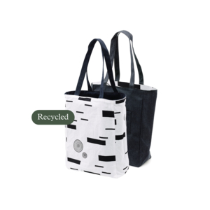 OUTLET-pris! En v&auml;ndbar kasse med m&ouml;nstrad insida. Utsidan &auml;r tillverkad i &aring;terunnen bomull i kraftig bomullscanvas. Kassen har sido- och bottenb&auml;lg samt ficka med pennfack. Handtagen &auml;r anpassade s&aring; den kan b&auml;ras b&aring;de i handen och &ouml;ver axeln.