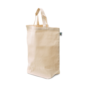 B&auml;rkasse med en ultimat sammans&auml;ttning av tyger - b&aring;de Fairtrade-m&auml;rkt bomull och ekologiskt odlad. Kassen &auml;r tillverkad i slitstark 220 grams kvalit&eacute;, den har en bred b&auml;lg och korta 35 cm handtag.All bomull &auml;r Fairtrade-certifierad, d&auml;rmed handlad, kontrollerad och kommer fr&aring;n Fairtrade-producenter. Fairtrade inneb&auml;r handel p&aring; b&auml;ttre villkor och m&ouml;jligheter f&ouml;r bomullproducenter i l&auml;nder med utbredd fattigdom att investera i verksamhet och lokalsamh&auml;lle f&ouml;r en mer h&aring;llbar framtid. Genom att s&auml;lja sin bomull som Fairtrade, f&aring;r odlare f&ouml;rb&auml;ttrade handelsvillkor och m&ouml;jlighet att investera i social utveckling och milj&ouml;h&auml;nsyn. L&auml;s mer p&aring; www.info.fairtrade.netAtt bomullen &auml;r ekologiskt odlad inneb&auml;r att den &auml;r befriad fr&aring;n kemiska bek&auml;mpningsmedel och stressande g&ouml;dningsmedel i minst 3 &aring;r.En r&auml;ttvis odlad kasse p&aring; schysta villkor f&ouml;r b&aring;de milj&ouml;n och m&auml;nniskan. 