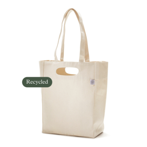 Kraftig b&auml;rkasse i 320 grams &aring;tervunnen bomull med dubbla handtag, ett inf&auml;llt och ett par l&aring;nga. &Aring;tervunnen bomull g&ouml;rs av tyger fr&aring;n restpartier, stuvbitar och dylikt. Det tr&aring;das upp och v&auml;vs till nya kassar, ist&auml;llet f&ouml;r att kasseras. Detta &auml;r en grov 320 grams kasse med ruff k&auml;nsla som &auml;r ett milj&ouml;medvetet val till ett riktigt bra pris.