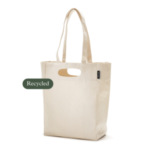 Kraftig b&auml;rkasse i 320 grams &aring;tervunnen bomull med dubbla handtag, ett inf&auml;llt och ett par l&aring;nga. &Aring;tervunnen bomull g&ouml;rs av tyger fr&aring;n restpartier, stuvbitar och dylikt. Det tr&aring;das upp och v&auml;vs till nya kassar, ist&auml;llet f&ouml;r att kasseras. Detta &auml;r en grov 320 grams kasse med ruff k&auml;nsla som &auml;r ett milj&ouml;medvetet val till ett riktigt bra pris.