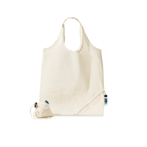 En funktionell bomullsp&aring;se i pocketmodell som enkelt packas ihop i sin egen ficka, som &auml;r f&ouml;rsedd med dragsko i kassens ena h&ouml;rn. Bomullen &auml;r Fairtrade-m&auml;rkt i f&ouml;ljsam 140 grams kvalitet. All bomull &auml;r Fairtrade-certifierad, d&auml;rmed handlad, kontrollerad och kommer fr&aring;n Fairtrade-producenter.Fairtrade inneb&auml;r handel p&aring; b&auml;ttre villkor och m&ouml;jligheter f&ouml;r bomullproducenter i l&auml;nder med utbredd fattigdom att investera i verksamhet och lokalsamh&auml;lle f&ouml;r en mer h&aring;llbar framtid. Genom att s&auml;lja sin bomull som Fairtrade, f&aring;r odlare f&ouml;rb&auml;ttrade handelsvillkor och m&ouml;jlighet att investera i social utveckling och milj&ouml;h&auml;nsyn. L&auml;s mer p&aring; www.info.fairtrade.netKassen &auml;r 38 x 39 cm. Handtag ca 40 cm och den finns i naturf&auml;rgad och svart.Det finns m&ouml;jlighet att trycka b&aring;de p&aring; fram-/baksida och p&aring; fickan i h&ouml;rnet s&aring; logon syns &auml;ven n&auml;r kassen &auml;r ihopvikt. Maximal tryckyta 26 x 19 cm / anpassat till fickan. Kontakta oss s&aring; g&ouml;r vi g&auml;rna skissf&ouml;rslag. Kassarna levereras plana.