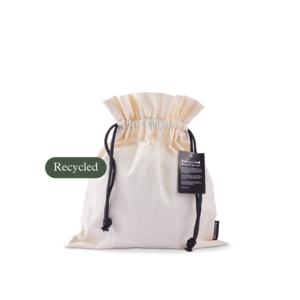 En f&ouml;rvaringsp&aring;se i &aring;tervunnen bomull, som f&ouml;rsluts med dragsko-sn&ouml;ren. Storlek M &auml;r den mellersta i serien om tre storlekar, med m&aring;tten 30 x 35 cm. I denna presentp&aring;se passar m&aring;nga produkter bra f&ouml;r paketering eller f&ouml;rvaring. Till skillnad fr&aring;n eng&aring;ngsmaterial kan den anv&auml;ndas om och om igen! P&aring;sen &auml;r tillverkad i &aring;tervunnen bomull och har en Recycle-etikett i sidos&ouml;mmen f&ouml;r att uppm&auml;rksamma det h&aring;llbara valet.