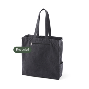 Uppt&auml;ck v&aring;r Tote Bag i &aring;tervunnen bomull med dragkedja &ndash; en rymlig, praktisk och milj&ouml;v&auml;nlig kasse som passar perfekt till b&aring;de vardag och event. Med sin genomt&auml;nkta design (38 &times; 40 &times; 14 cm), toppdragkedja som h&aring;ller inneh&aring;llet p&aring; plats, yttre dragkedjeficka f&ouml;r mobil eller nycklar, samt en &ouml;ppen sidoficka f&ouml;r t.ex. vattenflaska, kombinerar den funktion och stil p&aring; b&auml;sta s&auml;tt. De l&aring;nga handtagen (60 cm) g&ouml;r att den kan b&auml;ras bekv&auml;mt b&aring;de i handen och &ouml;ver axeln &ndash; idealisk som shoppingv&auml;ska eller g&aring;vokasse. Denna slitstarka kasse &auml;r tillverkad av 250 gsm &aring;tervunnen bomull (Post‑Consumer Recycled Cotton), vilket inneb&auml;r att restpartier, stuvbitar och spilltyger f&aring;r nytt liv ist&auml;llet f&ouml;r att bli avfall &ndash; ett klokt s&auml;tt att minska textilspill och v&auml;rna jordens resurser. Du f&aring;r mer &auml;n bara en snygg kasse &ndash; den &auml;r kemikalietestad enligt REACH, fri fr&aring;n skadliga &auml;mnen och s&auml;ker att anv&auml;nda n&auml;ra mat eller personliga &auml;godelar. Dessutom &auml;r den klimatber&auml;knad, med ett tydligt koldioxidavtryck p&aring; endast cirka 1,3 kg CO₂e, vilket visar att hela produktionskedjan analyserats f&ouml;r att minimera milj&ouml;p&aring;verkan. De l&aring;ngsiktigt h&aring;llbara produktionsvillkoren garanteras genom socialt ansvarstagande tillverkning, d&auml;r arbetsvillkor och etiska v&auml;rderingar &auml;r centrala.