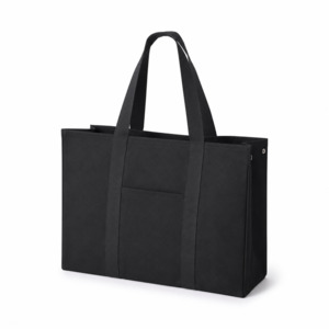 En stilren och funktionell canvasbag framtagen f&ouml;r sommarens alla tillf&auml;llen. Tillverkad i kraftig 800 g canvas av &aring;tervunnen bomull, med ett slitstarkt innerfoder i 400 gsm och genomt&auml;nkta detaljer som g&ouml;r skillnad &ndash; b&aring;de i vardagen och p&aring; resan.Gener&ouml;st med plats f&ouml;r strandliv, jobb eller weekendresa. Inv&auml;ndiga fickor, nyckelh&aring;llare och karbinhakar hj&auml;lper dig att h&aring;lla ordning, medan den robusta konstruktionen g&ouml;r v&auml;skan lika praktisk som snygg.En premiumv&auml;ska som anv&auml;nds l&aring;ngt efter sommaren.Finns i begr&auml;nsad upplaga.V&auml;lj mellan helsvart, svart med r&ouml;tt innerfoder eller svart med gult innerfoder. Se aktuellt lagersaldo p&aring; respektive modell.