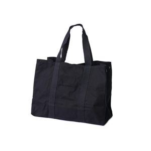 En stilren och funktionell canvasbag framtagen f&ouml;r sommarens alla tillf&auml;llen. Tillverkad i kraftig 800 g canvas av &aring;tervunnen bomull, med ett slitstarkt innerfoder i 400 gsm och genomt&auml;nkta detaljer som g&ouml;r skillnad &ndash; b&aring;de i vardagen och p&aring; resan.Gener&ouml;st med plats f&ouml;r strandliv, jobb eller weekendresa. Inv&auml;ndiga fickor, nyckelh&aring;llare och karbinhakar hj&auml;lper dig att h&aring;lla ordning, medan den robusta konstruktionen g&ouml;r v&auml;skan lika praktisk som snygg.En premiumv&auml;ska som anv&auml;nds l&aring;ngt efter sommaren.Finns i begr&auml;nsad upplaga.V&auml;lj mellan helsvart, svart med r&ouml;tt innerfoder eller svart med gult innerfoder. Se aktuellt lagersaldo p&aring; respektive modell.