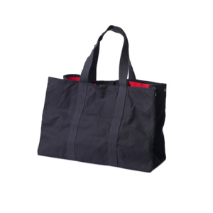 En stilren och funktionell canvasbag framtagen f&ouml;r sommarens alla tillf&auml;llen. Tillverkad i kraftig 800 g canvas av &aring;tervunnen bomull, med ett slitstarkt innerfoder i 400 gsm och genomt&auml;nkta detaljer som g&ouml;r skillnad &ndash; b&aring;de i vardagen och p&aring; resan.Gener&ouml;st med plats f&ouml;r strandliv, jobb eller weekendresa. Inv&auml;ndiga fickor, nyckelh&aring;llare och karbinhakar hj&auml;lper dig att h&aring;lla ordning, medan den robusta konstruktionen g&ouml;r v&auml;skan lika praktisk som snygg.En premiumv&auml;ska som anv&auml;nds l&aring;ngt efter sommaren.Finns i begr&auml;nsad upplaga.V&auml;lj mellan helsvart, svart med r&ouml;tt innerfoder eller svart med gult innerfoder. Se aktuellt lagersaldo p&aring; respektive modell.
