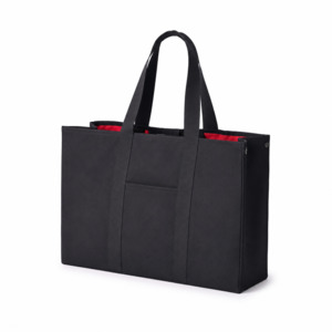 En stilren och funktionell canvasbag framtagen f&ouml;r sommarens alla tillf&auml;llen. Tillverkad i kraftig 800 g canvas av &aring;tervunnen bomull, med ett slitstarkt innerfoder i 400 gsm och genomt&auml;nkta detaljer som g&ouml;r skillnad &ndash; b&aring;de i vardagen och p&aring; resan.Gener&ouml;st med plats f&ouml;r strandliv, jobb eller weekendresa. Inv&auml;ndiga fickor, nyckelh&aring;llare och karbinhakar hj&auml;lper dig att h&aring;lla ordning, medan den robusta konstruktionen g&ouml;r v&auml;skan lika praktisk som snygg.En premiumv&auml;ska som anv&auml;nds l&aring;ngt efter sommaren.Finns i begr&auml;nsad upplaga.V&auml;lj mellan helsvart, svart med r&ouml;tt innerfoder eller svart med gult innerfoder. Se aktuellt lagersaldo p&aring; respektive modell.