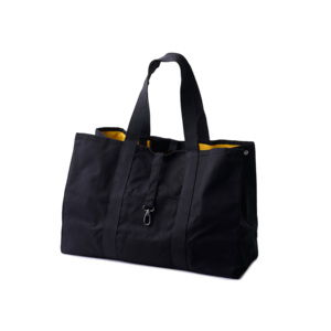 En stilren och funktionell canvasbag framtagen f&ouml;r sommarens alla tillf&auml;llen. Tillverkad i kraftig 800 g canvas av &aring;tervunnen bomull, med ett slitstarkt innerfoder i 400 gsm och genomt&auml;nkta detaljer som g&ouml;r skillnad &ndash; b&aring;de i vardagen och p&aring; resan.Gener&ouml;st med plats f&ouml;r strandliv, jobb eller weekendresa. Inv&auml;ndiga fickor, nyckelh&aring;llare och karbinhakar hj&auml;lper dig att h&aring;lla ordning, medan den robusta konstruktionen g&ouml;r v&auml;skan lika praktisk som snygg.En premiumv&auml;ska som anv&auml;nds l&aring;ngt efter sommaren.Finns i begr&auml;nsad upplaga.V&auml;lj mellan helsvart, svart med r&ouml;tt innerfoder eller svart med gult innerfoder. Se aktuellt lagersaldo p&aring; respektive modell.
