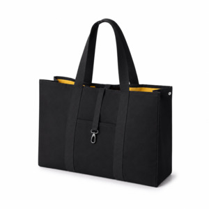 En stilren och funktionell canvasbag framtagen f&ouml;r sommarens alla tillf&auml;llen. Tillverkad i kraftig 800 g canvas av &aring;tervunnen bomull, med ett slitstarkt innerfoder i 400 gsm och genomt&auml;nkta detaljer som g&ouml;r skillnad &ndash; b&aring;de i vardagen och p&aring; resan.Gener&ouml;st med plats f&ouml;r strandliv, jobb eller weekendresa. Inv&auml;ndiga fickor, nyckelh&aring;llare och karbinhakar hj&auml;lper dig att h&aring;lla ordning, medan den robusta konstruktionen g&ouml;r v&auml;skan lika praktisk som snygg.En premiumv&auml;ska som anv&auml;nds l&aring;ngt efter sommaren.Finns i begr&auml;nsad upplaga.V&auml;lj mellan helsvart, svart med r&ouml;tt innerfoder eller svart med gult innerfoder. Se aktuellt lagersaldo p&aring; respektive modell.