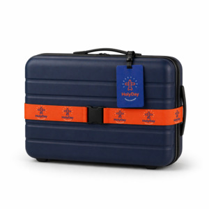 Detta resekit, som du designar efter kunds &ouml;nskem&aring;l, &auml;r en uppskattad sommarg&aring;va d&aring; den b&aring;de &auml;r praktisk och funktionell. Du k&auml;nner l&auml;tt igen dig v&auml;ska p&aring; bandet, bagagebandet ger trygghet och adresstagen ger s&auml;kerhet - vilket &auml;r fint reses&auml;llskap!Du kan f&auml;rga in b&aring;de bagageband och tag i egen PMS-f&auml;rg. Trycket repeteras runt bandet och motivet &auml;r upph&ouml;jt i 3D k&auml;nsla p&aring; tagen.Nedan priser visar exempel p&aring; ett kit m&auml;rkt med 1-f&auml;rgstryck (Adresstag i storlek 105 x 50 mm) schabloner tillkommer. Obs! Minsta best&auml;llningsantal 100 st kit. (G&aring;r &auml;ven att best&auml;lla var och en f&ouml;r sig)