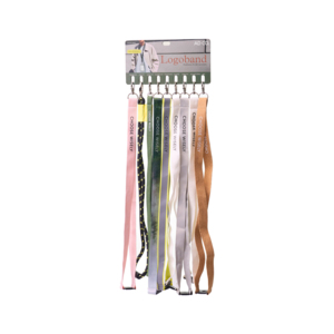 Best&auml;ll ett kostnadsfritt provkit f&ouml;r logobandVill du vara s&auml;ker p&aring; att du v&auml;ljer r&auml;tt logoband f&ouml;r ditt varum&auml;rke? Med detta provkit f&aring;r du m&ouml;jlighet att uppleva skillnaden p&aring; riktigt.Det inneh&aring;ller en smidig 20 &times; 10 cm karta med 9 noggrant utvalda band i olika material, f&auml;rger och utf&ouml;randen. K&auml;nn p&aring; strukturen, j&auml;mf&ouml;r kvaliteten och hitta det alternativ som b&auml;st matchar din grafiska profil.Kartan &auml;r dessutom utformad f&ouml;r att enkelt kunna h&auml;ngas upp i showroom eller utst&auml;llning. Det g&ouml;r det l&auml;tt att presentera sortimentet p&aring; ett inspirerande och professionellt s&auml;tt, samtidigt som proverna alltid finns n&auml;ra till hands i kunddialogen.Perfekt f&ouml;r &aring;terf&ouml;rs&auml;ljare som vill:&bull; Visa olika alternativ p&aring; ett tydligt och professionellt s&auml;tt&bull; J&auml;mf&ouml;ra material och finish i verkligheten&bull; Erbjuda ett mer h&aring;llbart alternativDetaljerna g&ouml;r skillnaden &ndash; och h&auml;r f&aring;r du full &ouml;verblick innan best&auml;llning.Best&auml;ll ditt kit redan idag &ndash; vi bjuder p&aring; det.