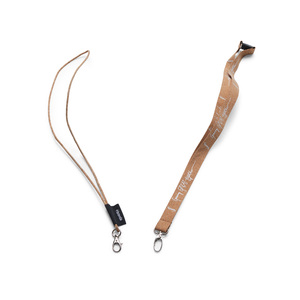 Ett logoband som sticker ut och som k&auml;nns v&auml;lanpassat som genomt&auml;nkt till r&auml;tt kundgrupp. Vi t&auml;nker direkt p&aring; de stora skogsbolagen, du kanske t&auml;nker p&aring; golvl&auml;ggningsfirman? Repeterat 1-f&auml;rgstryck ing&aring;r, likas&aring; karbinhake och s&auml;kerhetsf&auml;ste. Minsta best&auml;llningsantal: 500st.