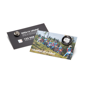 Alla b&auml;r dem, alla uppskattar dem. Fr&aring;n fotbollsfans och rockn&ouml;rdar till bankdirekt&ouml;rer och ordernsbr&ouml;der. Enkel att ha p&aring; sig, exklusivt uttryck och uppskattad g&aring;va. Sj&auml;lvklart kan du f&aring; din pin precis som du vill ha den. Minsta upplaga 50 st. Leveranstid ca 4-5 veckor efter godk&auml;nt korrektur. Bl&auml;ddra bland de olika utformningarna och tillverkningsmetoderna f&ouml;r att f&aring; inspiration. S&auml;nd oss f&ouml;rfr&aring;gan f&ouml;r offert och skiss av just din pins!