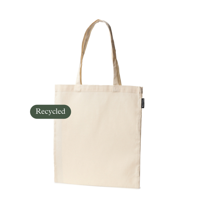 NYHET! Bomullskasse True &auml;r v&aring;r senaste nyhet &ndash; en smart och h&aring;llbar tygkasse till ett sv&aring;rslaget pris. Tillverkad i &aring;tervunnet 140 g tyg, kombinerar den ansvarstagande materialval med funktionell design, vilket g&ouml;r den till ett perfekt alternativ f&ouml;r st&ouml;rre volymer, kampanjer eller event d&auml;r b&aring;de pris och v&auml;rde spelar roll.Trots det l&aring;ga priset kompromissar True inte med det som verkligen r&auml;knas. Kassen &auml;r producerad med socialt ansvar, testad f&ouml;r skadliga kemikalier och klimatber&auml;knad &ndash; vilket g&ouml;r den till ett medvetet val f&ouml;r f&ouml;retag som bryr sig om b&aring;de planeten och sina kunder.Med sina klassiska m&aring;tt (38 &times; 42 cm) och l&aring;nga handtag (60 cm) &auml;r kassen b&aring;de praktisk och bekv&auml;m att b&auml;ra &ndash; &ouml;ver axeln eller i handen. Den neutrala designen g&ouml;r den till en utm&auml;rkt b&auml;rare av tryck, budskap eller varum&auml;rke. Notera att endast 1-f&auml;rgstryck i screen &auml;r m&ouml;jlig p&aring; denna kasse. Vid 2-f&auml;rgstryck, se transferprislista!