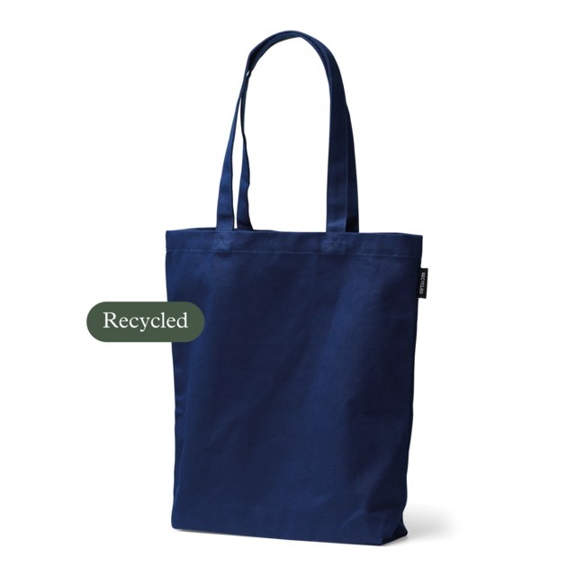 NYHET! Nu &auml;ven i marinbl&aring;tt! Denna Recycledkasse &auml;r v&aring;r b&auml;sts&auml;ljare &ndash; en tygkasse som andas h&aring;llbarhet och kvalitet.Det h&auml;r &auml;r bomullsp&aring;sen som kunderna v&auml;ljer &ndash; om och om igen. Tillverkad i kraftigt &aring;tervunnet tyg (400 g/m&sup2;) &auml;r detta en rej&auml;l och slitstark bomullstote med rustik k&auml;nsla och starkt h&aring;llbarhetsfokus. Det &aring;tervunna materialet kommer fr&aring;n restpartier, stuvbitar och spilltyger som v&auml;vs om till nya kassar &ndash; ist&auml;llet f&ouml;r att g&aring; till spillo.Med sina praktiska m&aring;tt (38 &times; 40 &times; 8 cm) &auml;r kassen perfekt som profilb&auml;rare p&aring; m&auml;ssor, i butik eller som del av en h&aring;llbar kampanj. Den rej&auml;la kvalitetsk&auml;nslan g&ouml;r att den ofta anv&auml;nds om och om igen &ndash; vilket ger ditt varum&auml;rke l&aring;ng livsl&auml;ngd i kundens vardag.Trots sin h&ouml;ga kvalitet &auml;r detta en av v&aring;ra mest prisv&auml;rda kassar &ndash; en idealisk l&ouml;sning vid st&ouml;rre upplagor. Den &auml;r dessutom producerad med socialt ansvar, kemikalietestad och klimatber&auml;knad, vilket g&ouml;r den till ett tryggt val &auml;ven ur ett h&aring;llbarhetsperspektiv.Eftersom kassen &auml;r tillverkad av 100 % &aring;tervunnen bomull kan nyansen variera n&aring;got fr&aring;n exemplar till exemplar &ndash; en charmig p&aring;minnelse om dess ursprung.