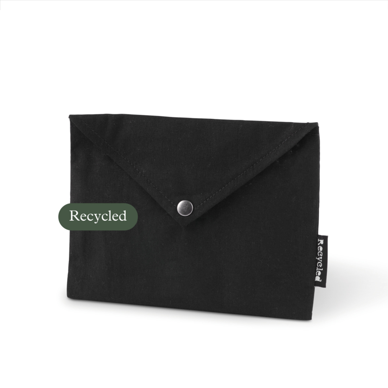 "This fabric pouch made from recycled cotton, in the shape of an envelope with a snap button, is perfect for gift cards, travel essentials (such as tickets, earplugs, headache tablets, etc.), or for organizing your small items. The pouch acts as a mini bag inside your bag, helping you keep small items organized, or provides a lasting holder for gift cards that can be reused over and over again. Customize it with a message or company logo. Unlike single-use materials, it can be used repeatedly! The envelope is labeled with a Recycle tag on the side seam to highlight the sustainable choice.