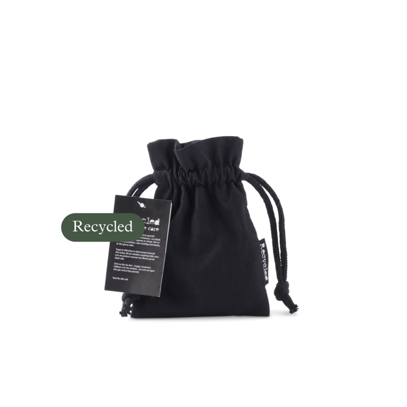 NEWS! A storage bag made from recycled cotton, fastened with drawstring cords. Size S is the smallest in the series of three sizes, measuring 17 x 12 cm. This small gift bag is perfect for packaging or storing the tiniest items. Unlike single-use materials, it can be used again and again! The bag is made from recycled cotton, also known as post-consumer recycled cotton. This means it is made from leftover fabrics, scraps, and similar materials that have been repurposed and woven into new bags instead of being discarded. The recycled cotton helps reduce global waste and ensures the Earth's resources are used wisely. A hangtag provides information about the fabric, as well as details that the bag is produced in a socially responsible factory, free from harmful chemicals. The gift bag is labeled with a Recycle tag on the side seam to highlight the good choice.