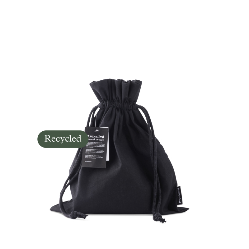 NEWS! A storage bag made from recycled cotton, fastened with drawstring cords. Size M is the medium size in the series of three sizes, measuring 30 x 35 cm. This gift bag is perfect for packaging and storing a wide range of products. Unlike single-use materials, it can be used again and again! The bag is made from recycled cotton, also known as post-consumer recycled cotton. This means it is crafted from leftover fabrics, scraps, and similar materials that have been repurposed and woven into new bags instead of being discarded. The recycled cotton helps reduce global waste and ensures that the Earth's resources are handled wisely. A hangtag provides information about the fabric and notes that the bag is produced in a socially responsible factory without harmful chemicals. The gift bag is marked with a Recycle label on the side seam to highlight the positive choice.