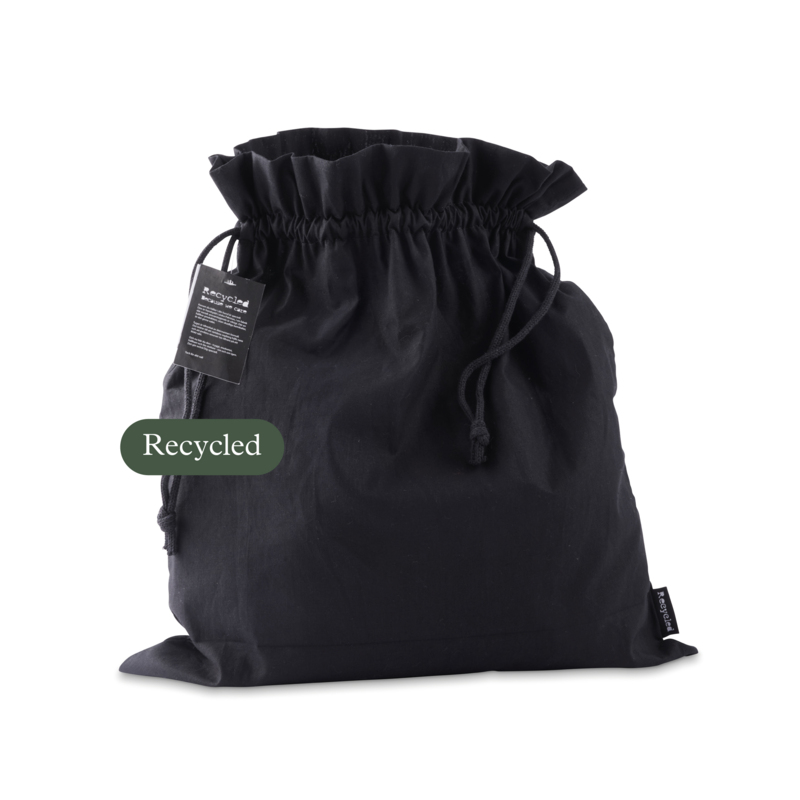 A storage bag made from recycled cotton, closed with drawstring cords. Size L is the largest in a series of three sizes, measuring 45 x 50 cm. This gift bag is ideal for packaging or storing many products. Unlike single-use materials, it can be used again and again! The bag is made from recycled cotton and features a Recycle label on the side seam to highlight the sustainable choice.