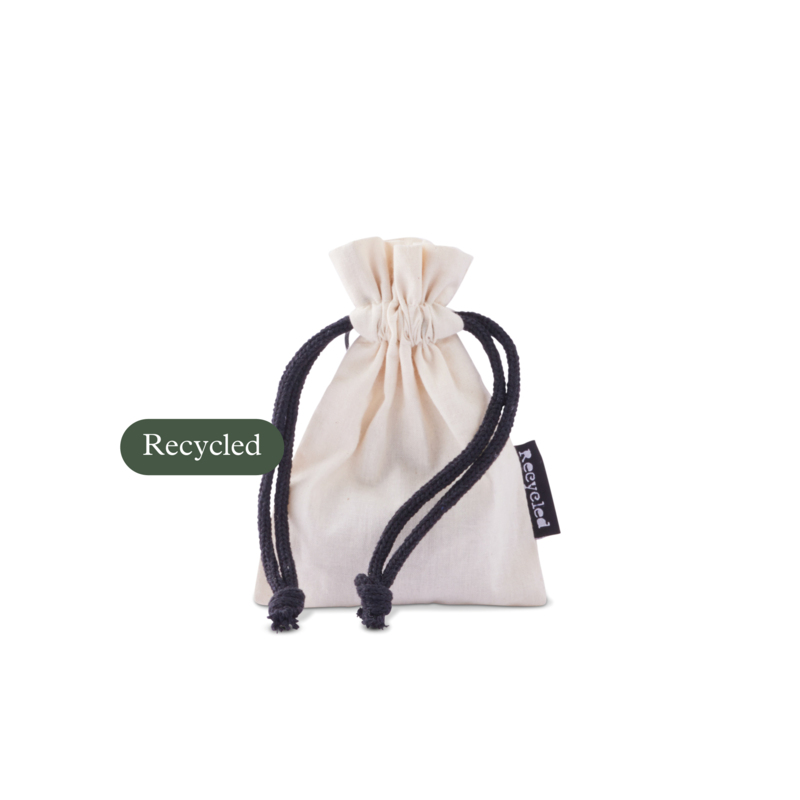 A storage bag made from recycled cotton, closed with drawstring cords. Size S is the smallest in a series of three sizes, measuring 17 x 12 cm. This small gift bag is ideal for packaging or storing small items. Unlike single-use materials, it can be used again and again! The bag is made from recycled cotton and features a Recycle label on the side seam to highlight the sustainable choice.