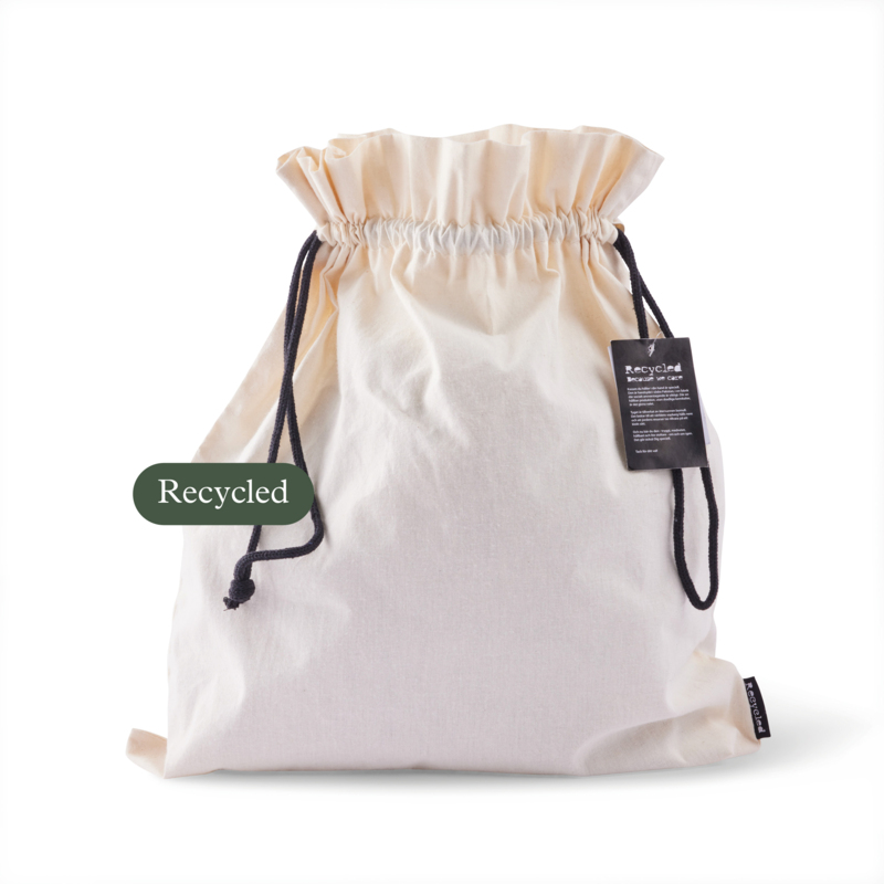 A storage bag made from recycled cotton, closed with drawstring cords. Size L is the largest in a series of three sizes, measuring 45 x 50 cm. This gift bag is ideal for packaging or storing many products. Unlike single-use materials, it can be used again and again! The bag is made from recycled cotton and features a Recycle label on the side seam to highlight the sustainable choice.