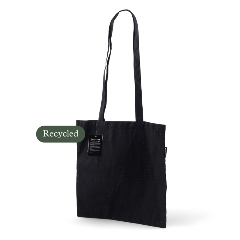 A trendy bag with extra long handles. Popular for carrying with a message on its simple, sleek design. The bag is flexible, and the long handles make it versatile, as they can be tied to the desired length or worn diagonally, like a so-called sling bag. The tote can also be fashionably and stylishly worn hanging low. The bag is marked with a Recycle label on the side seam to highlight the sustainable choice.