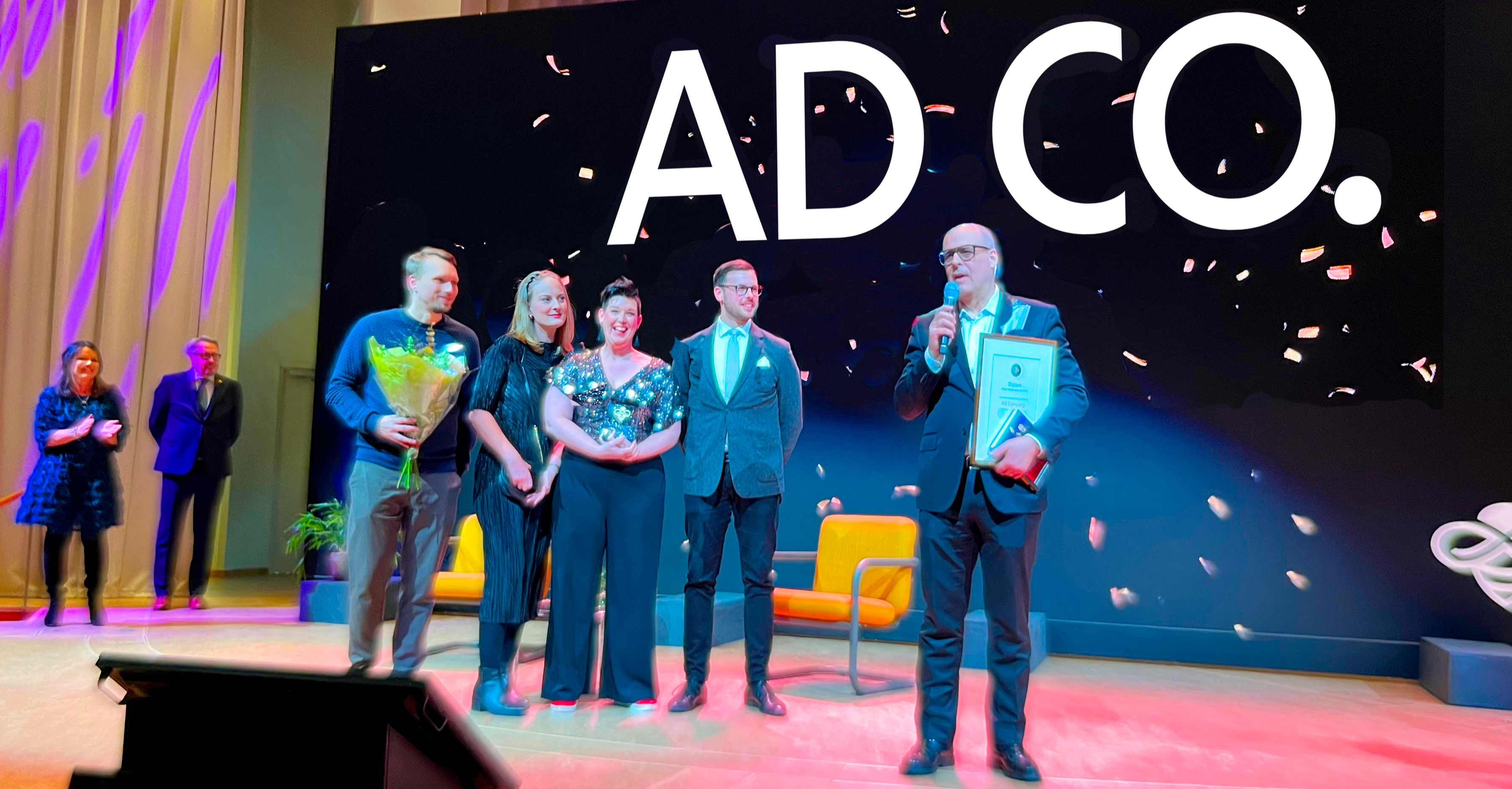 AD company har bel&ouml;nats f&ouml;r sitt h&aring;llbarhetsarbete.&ldquo;Ett kvitto p&aring; att idogt slit l&ouml;nar sig&rdquo;, s&auml;ger Jan Hedenborn, vd p&aring; ADcompany. Under Product Media Days, en tv&aring;dagars branschm&auml;ssa f&ouml;r profil- och mediaf&ouml;retag p&aring; House of People i Stockholm, fick AD company ta emot &ldquo;&Aring;rets h&aring;llbarhetspris&rdquo; av branschorganisationen Product Media Association (PMA).&ldquo;Att bara vara nominerad k&auml;ndes stort, s&auml;rskilt med tanke p&aring; konkurrensen&rdquo;, s&auml;ger Jan Hedenborn. Tidiga med h&aring;llbara valR&ouml;stningen har p&aring;g&aring;tt under de inledande veckorna i januari och i onsdags fick AD company ta emot priset. En stor anledning till det &auml;r ett l&aring;ngvarigt h&aring;llbarhetsarbete. I motiveringen n&auml;mns att AD company arbetar strategiskt och fokuserat med milj&ouml; och h&aring;llbarhet och med det f&ouml;rb&auml;ttrar produkter som lanseras p&aring; marknaden. &ldquo;H&aring;llbarhet har blivit v&aring;rt DNA och &auml;r sj&auml;lva k&auml;rnan i allt vi g&ouml;r. Vi skrev faktiskt v&aring;r f&ouml;rsta h&aring;llbarhetsrapport redan 2004, vilket var tidigt i branschen. &Auml;ven om vi &auml;r ett relativt litet f&ouml;retag har vi alltid haft stora ambitioner n&auml;r det kommer till h&aring;llbarhet&rdquo;, s&auml;ger Jan Hedenborn. &ldquo;Att uppm&auml;rksammas p&aring; det h&auml;r s&auml;ttet &auml;r ett kvitto p&aring; att idogt slit l&ouml;nar sig och nu &auml;r vi till exempel mitt uppe i ett noggrant och gediget arbete kring PFAS-fria produkter&rdquo;. Hela motiveringen: &Aring;rets h&aring;llbarhetspris utdelas till en akt&ouml;r som alltid ligger i framkant i milj&ouml;- och h&aring;llbarhetsarbetet. Ni tar som team ansvar &ouml;ver milj&ouml;n vi tillsammans lever i, med mycket stora ambitioner. Arbetar konstant med genuin fokus p&aring; en l&aring;ngsiktig strategi med att f&ouml;rb&auml;ttra de produkter som lanseras p&aring; marknaden - nu senast med m&aring;let PFAS-fritt.Kontakt f&ouml;r mer information: Jan Hedenborn, vd - 0738-08 78 88Catrin Josefsson, marknadsansvarig - 0702-51 92 59