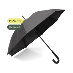 Umbrella Black R-PET Paraply Black är ett stilrent och pålitligt paraply för dig som vill ha både design och funktion i ett. Det helsvarta utförandet ger ett sofistikerat uttryck, medan det J-formade, gummerade handtaget ger ett stabilt och bekvämt grepp – även i regn och blåst.Med automatisk uppfällning fälls paraplyet upp snabbt och smidigt när regnet överraskar. Ett gummerat spänne med knapp adderar en diskret men elegant detalj som förstärker den moderna designen.Paraply Black är PFAS-fritt och tillverkat av R-PET, ett material framställt av återvunna plastflaskor. Det gör paraplyet till ett mer hållbart val med lägre klimatpåverkan och längre livslängd.Med en diameter på 106 cm erbjuder det gott om skydd, och den hopfällda längden på 86 cm gör det lätt att bära och förvara – perfekt för stadsliv, pendling och vardagsbruk.Paraply Black är skapat för att hålla – med fokus på kvalitet, hållbarhet och tidlös design som står emot både vind och regn.