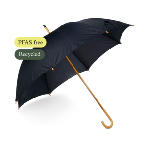 NYHET! Class är ett elegant paraply som kombinerar klassiska detaljer med modern funktionalitet. Paraplyet är speciellt eftersom det är helt fritt från PFAS och tillverkat med omsorg om både människa och miljö. Istället för den traditionella behandlingsmetoden för vattenavvisning har vi valt en alternativ metod utan skadliga kemikalier. Paraplyet har paneler av R-PET-tyg, vilket ger ett lägre klimatavtryck och en mer hållbar livscykel. Det har en automatisk uppfällning som gör det smidigt att hantera i alla situationer. Det J-formade handtaget och de fina trädetaljerna ger paraplyet en tidlös känsla, samtidigt som glasfiberspröten gör det flexibelt och motståndskraftigt även vid hårdare väder.Med en diameter på 105 cm erbjuder Class ett generöst skydd mot regnet, och det kan enkelt fällas ihop till 85 cm när du vill bära det med dig.
