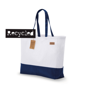 En rymlig bag i återvunnen bomull, perfekt för utflykten! handtagen är tillräckligt långa för att bäras på axeln. Botten och handtag är mörkt infärgade. En funktionell designdetalj, då bagen håller sig fräsch längre, oavsett vilka äventyr den får följa med på! På hangtagen finns dess bakgrundshistoria och en kort sammanfattning om vad vårt CSR arbete med socialt ansvarstagande står för. Bagen är tillverkad av tyger från restpartier, stuvbitar och dylikt som tagits tillvara och vävts till nya kassar istället för att kasseras. Den återvunna bomullen bidrar till att världens sopberg hålls nere och att jordens resurser omhändertas på ett klokt sätt. Kassen är märkt med en fastsydd Recycle etikett på ena sidan, (omärkt på den andra sidan)