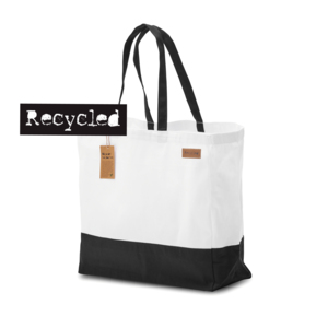 Denna rymliga bag i återvunnen bomull är den perfekta kombinationen av funktion och hållbarhet. Med botten och handtag i mörkt infärgade material håller den sig fräsch längre, oavsett vilka utflykter den får följa med på. Handtagen är designade för att vara tillräckligt långa för att bäras bekvämt både på axeln och i handen, vilket ger extra användarvänlighet.Med en fastsydd Recycle-etikett på ena sidan markerar den stoltheten över att vara en hållbar och medveten produkt. Perfekt för att lyfta ditt varumärke och lämna ett starkt, hållbart intryck!