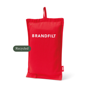 Vårt populära brandfiltsfodral i canvas är tillverkat i 400 gsm återvunnen bomull. En omtänksam gåva, som kan rädda båda liv och egendom om den finns lättillgänglig i hemmet, stugan, bilen, båten... Hållbarhetsfokus är en grundpare hos oss, så därför är fodralet tillverkad i återvunnen bomull, från en CSR-godkänd fabrik, som tar socialt ansvar på allvar. Fodralet levereras med två olika storleksalternativ på  brandfilt: 120 x 120 cm eller 120 x 180 cm, som rekommenderas av Brandskyddsföreningen och MSB. Båda alternativen är tillverkade av glasfiberväv, godkända enligt EN 1869:2019. Nedan priser gäller fodral komplett med 120 x 120 cm brandfilt. Lättöverskådliga instruktioner finns tryckta på baksidan av fodralet. Mer utförlig information finns på ett papperskort inuti fodralet på svenska, norska, danska, finska och engelska.