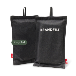 NYHET! Vårt populära brandfiltsfodral i canvas kan nu även fås med neutral framsida, dvs utan att BRANDFILT är förtryckt på. Du kan därmed designa ditt tryckmotiv mer fritt. Ange i din beställning om du önskar med eller utan Brandfilts-tryck. Fodralet är tillverkat i 400 gsm återvunnen bomull. En omtänksam gåva, som kan rädda båda liv och egendom om den finns lättillgänglig i hemmet, stugan, bilen, båten... Hållbarhetsfokus är en grundpare hos oss, så därför är fodralet tillverkad i återvunnen bomull, från en CSR-godkänd fabrik, som tar socialt ansvar på allvar. Fodralet levereras med två olika storleksalternativ på  brandfilt: 120 x 120 cm eller 120 x 180 cm, som rekommenderas av Brandskyddsföreningen och MSB. Båda alternativen är tillverkade av glasfiberväv, godkända enligt EN 1869:2019. Nedan priser gäller fodral komplett med 120 x 120 cm brandfilt. Lättöverskådliga instruktioner finns tryckta på baksidan av fodralet. Mer utförlig information finns på ett papperskort inuti fodralet på svenska, norska, danska, finska och engelska.