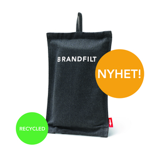 NYHET! Vårt nya brandfiltsfodral i canvas är tillverkat i 400 gsm återvunnen bomull. En omtänksam gåva, som kan rädda båda liv och egendom om den finns lättillgänglig i hemmet, stugan, bilen, båten... Hållbarhetsfokus är en grundpare hos oss, så därför är fodralet tillverkad i återvunnen bomull, från en CSR-godkänd fabrik, som tar socialt ansvar på allvar. Fodralet levereras med två olika storleksalternativ på  brandfilt: 120 x 120 cm eller 120 x 180 cm, som rekommenderas av Brandskyddsföreningen och MSB. Båda alternativen är tillverkade av glasfiberväv, godkända enligt EN 1869:2019. Nedan priser gäller fodral komplett med 120 x 120 cm brandfilt. Lättöverskådliga instruktioner finns tryckta på baksidan av fodralet. Mer utförlig information finns på ett papperskort inuti fodralet på svenska, norska, danska, finska och engelska.