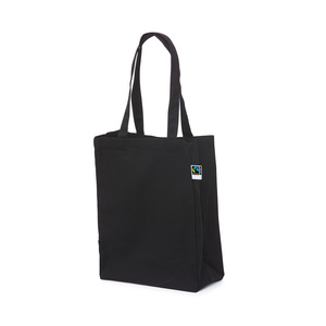 Bag tillverkad i bomull som är certifierad i enlighet med internationella Fairtrade-kriterier. Sido- och bottenbälg gör formatet tilltalande och handtagen är anpassade så kassen både kan bäras i handen och ha över axeln.