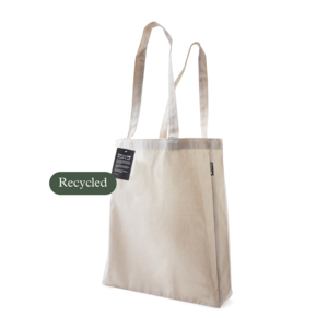 Bomullskasse Story har snabbt blivit en populär modell. En tygpåse tillverkad i  återvunnen bomull – ett genomtänkt och hållbart val för både vardag och event. Den är 34 x 40 x 8 cm, med sidobälgar, vilket gör den ännu rymligare och perfekt som shoppingkasse, mässkasse, gåvopåse eller profilbärare i butik och på event.Kassen är tillverkad av 250 g/m² återvunnen bomull, där restpartier, spilltyger och stuvbitar vävs om till nya kassar istället för att gå till spillo. Genom att använda återvunnet material minskar vi belastningen på miljön och tar tillvara på resurser som redan finns.För dig som vill göra ett medvetet val är denna kasse ett självklart alternativ. Den är kemikalietestad och fri från skadliga ämnen. Kassen är dessutom klimatberäknad – hela produktionskedjan har analyserats för att minska koldioxidutsläpp och miljöpåverkan. Den är tillverkad under socialt ansvarsfulla förhållanden, där goda arbetsvillkor och respekt för mänskliga rättigheter är grundläggande.En slitstark och snygg tygkasse som förenar funktionalitet med hållbarhet – perfekt för företag som vill kommunicera ansvar och kvalitet.