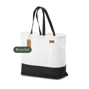 Denna rymliga bag i återvunnen bomull är den perfekta kombinationen av funktion och hållbarhet. Med botten och handtag i mörkt infärgade material håller den sig fräsch längre, oavsett vilka utflykter den får följa med på. Handtagen är designade för att vara tillräckligt långa för att bäras bekvämt både på axeln och i handen, vilket ger extra användarvänlighet.Med en fastsydd Recycle-etikett på ena sidan markerar den stoltheten över att vara en hållbar och medveten produkt. Perfekt för att lyfta ditt varumärke och lämna ett starkt, hållbart intryck!