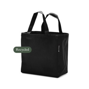 En storsäljande modell!  Upptäck vår bomullsbag i återvunnen bomull – ett stilrent, smart och miljövänligt val. Denna mindre tygpåse (25 x 25 x 15 cm) passar perfekt som lunchpåse, presentpåse, goodiebag eller mässkasse på event och mässor.Kassen är tillverkad av 100 % återvunnen bomull, där restpartier, stuvbitar och spilltyger får nytt liv istället för att gå till spillo. Genom att ta tillvara på befintligt material minskar vi textilavfall och bidrar till en mer resurseffektiv produktion.För dig som vill göra ett medvetet val är detta mer än bara en snygg tygpåse. Den är kemikalietestad och fri från skadliga ämnen. Dessutom är den klimatberäknad, vilket innebär att hela produktionskedjan är analyserad för att hålla miljöpåverkan så låg som möjligt. Kassen är också tillverkad under socialt ansvarsfulla förhållanden, där schyssta arbetsvillkor och respekt för mänskliga rättigheter är en självklar del av processen.En hållbar och smart kasse som kombinerar funktion, stil och ansvar – både för dig och för planeten.