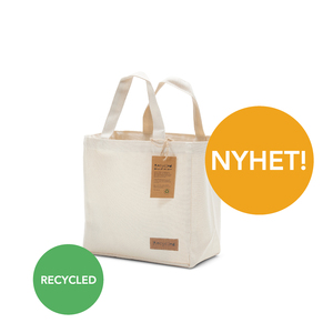 En bomullsbag i återvunnen bomull, perfekt för lunchlådan. Eller varför inte som presentpåse!? Tillverkad i återvunnen bomull. På hangtagen finns dess bakgrundshistoria och en kort sammanfattning om vad vårt CSR arbete med socialt ansvarstagande står för. Bagen är tillverkad av tyger från restpartier, stuvbitar och dylikt som tagits tillvara och vävts till nya kassar istället för att kasseras. Den återvunna bomullen bidrar till att världens sopberg hålls nere och att jordens resurser omhändertas på ett klokt sätt. Kassen är märkt med en fastsydd Recycle etikett på ena sidan, (omärkt på den andra sidan)